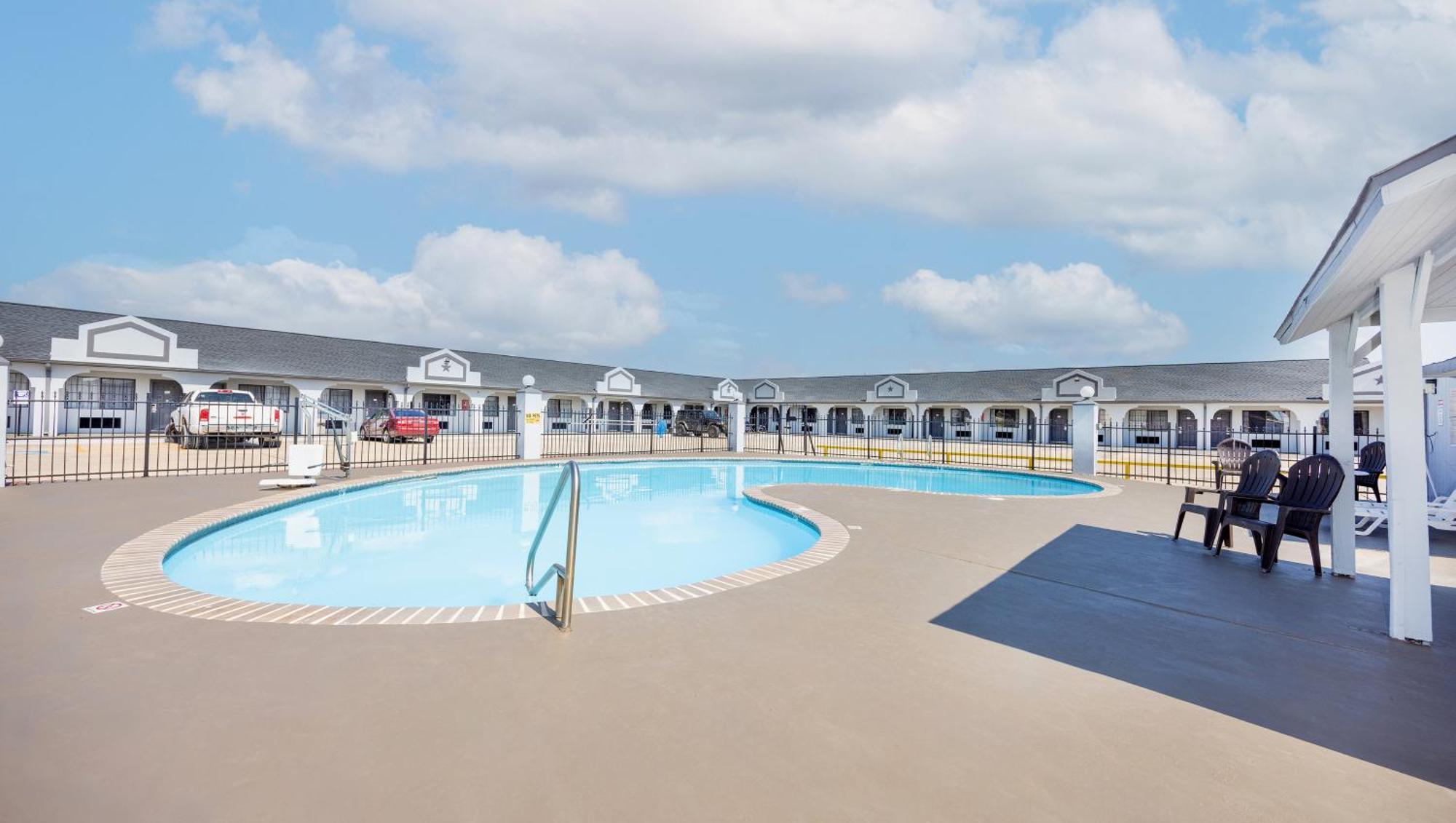 Executive Inn Hondo Εξωτερικό φωτογραφία